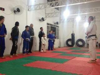As aulas de jiu-jitsu são gratuitas para estudantes das escolas pública da Capital (Foto: Divulgação)