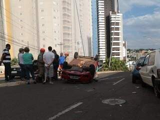 Condutora do carro Palio colidiu em outro veículo estacionado e capotou. (Foto: Fernando Antunes)