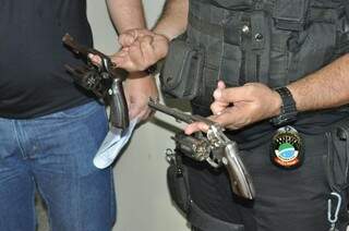 Armas foram apreendidas na casa do mentor da quadrilha. (Foto:Marcelo Calazans) 