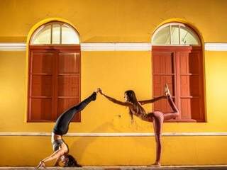 Na Morada dos Baís, fotografia ficou incrível mostrando as posturas do yoga com acrobacias.(Foto: Everson Tavares)