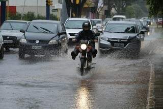 No centro de Dourados, a chuva deixou o trânsito confuso e provocou alagamentos em algumas ruas. (Foto: Eliel Oliveira) 
