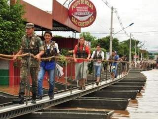 Em 2011 Exército construiu uma passarela com barcos para retirar famílias desabrigadas (Foto: Arquivo/ Divulgação)