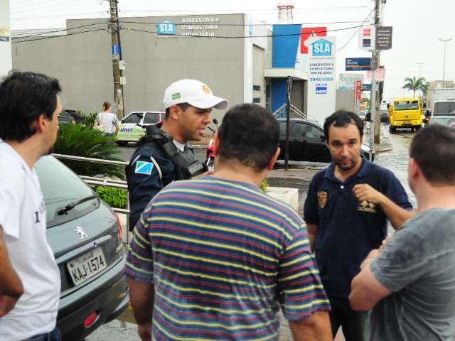 Engavetamento tumultua tr&acirc;nsito na avenida Zahran