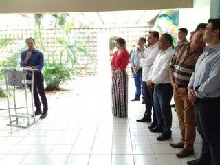 O prefeito Marquinhos Trad nesta quarta-feira, discursando na inauguração do consultório odontopediátrico no IMPCG (Foto: Mayara Bueno) 