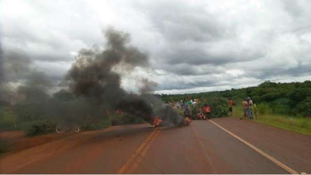 Exigindo asfalto para bairro, moradores fecham anel vi&aacute;rio de Dourados