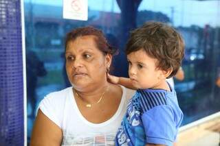 Sirlene Rodrigues esperava pediatra para o neto de 1 ano, na UPA do Universitário. (Foto:Fernando Antunes).