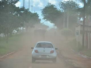 A poeira que havia se formado na avenida Mato Grosso foi levada pela chuva desta tarde. 
