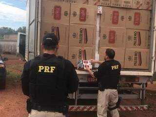 Policiais rodoviários vistoriam carga de cigarro paraguaio apreendida em Maracaju (Foto: Divulgação/Arquivo).