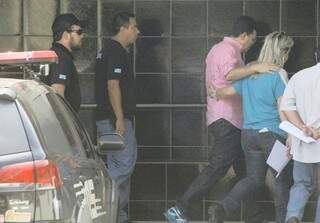 Olarte (camisa rosa) teve prisão decretada na quarta-feira e se entregou hoje à Justiça. (Foto: Marcos Ermínio)