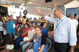 Reinaldo Azambuja durante o Dia D da Caravana da Saúde em Aquidauana (Foto: Marcos Ermínio)