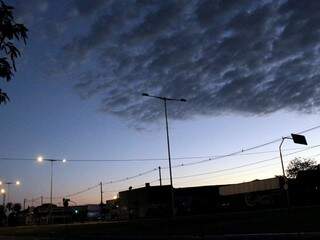 Dia amanhecendo com céu encoberto por nuvens na Avenida Fábio Zahran (Foto: Saul Schramm)