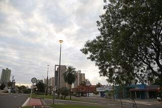 Na Cidade Morena, o dia amanheceu entre nuvens e previsão é de chuva rápida à tarde. (Foto: Gerson Walber) 