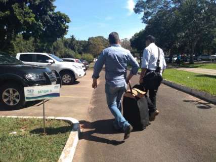 Polícia deixa Secretaria de Educação levando mala de documentos 
