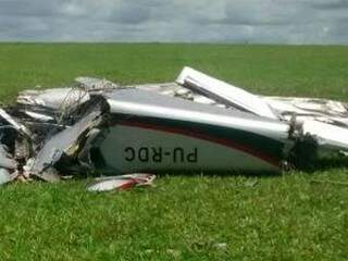 Prefixo da aeronave nos destroços do acidente desta sexta (Foto: Polícia Militar do Paraná)
