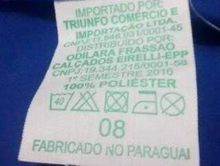 Etiqueta indica que bermudas foram fabricadas no Paraguai (Foto: Direto das ruas)
