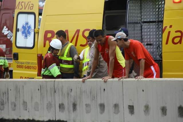 Equipe dos bombeiros especialista em buscas chega a local de acidente