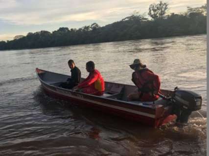 Garoto de 15 anos pula de barco e desaparece no rio Taquari
