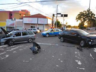 Acidente ocorreu no cruzamento da Mato Grosso com a José Antônio. (Foto João Garrigó)