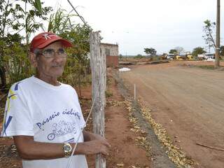 De olho no trabalho dos operários, o aposentado Diolindo Rosa Delgado, 69 anos, acompanha os passos da obra encostado na cerca da própria casa. 