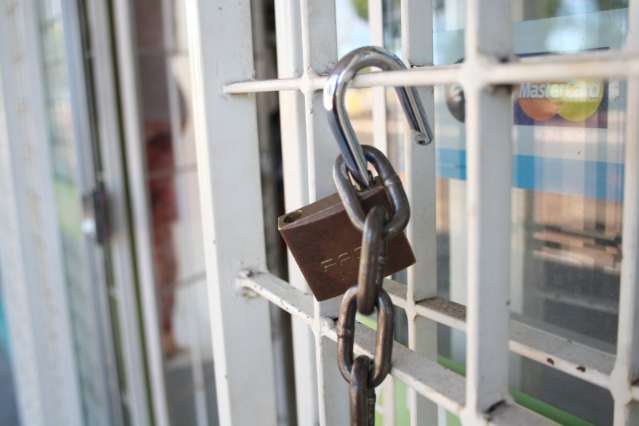 Nem atr&aacute;s das grades morador se sente seguro com onda de assaltos