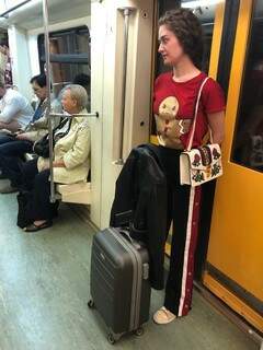 Se você se perde no metrô, melhor pedir informações aos jovens. Normalmente falam inglês, como essa moça de São Petersburgo (Foto: Paulo Nonato de Souza)