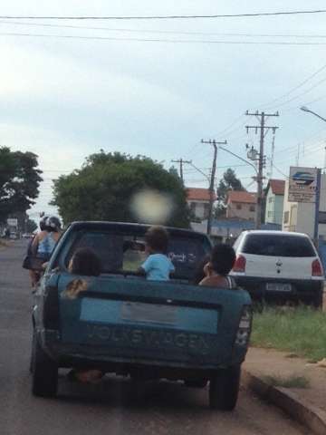 Leitores flagram adultos e crian&ccedil;as transportados na carroceria de ve&iacute;culos