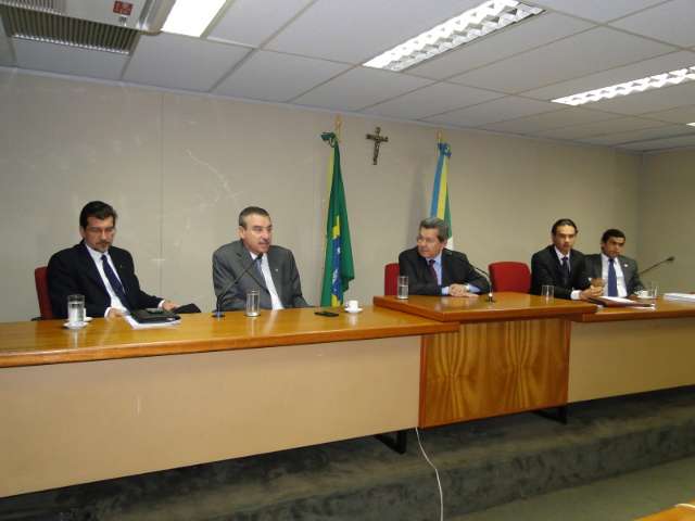Deputados se estranham sobre contrata&ccedil;&otilde;es e mudam nome de CPI
