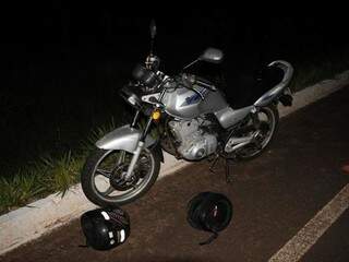 Moto ficou com avarias após colidir em capivara. (Foto: Luis Gustavo/ Jornal da Nova)