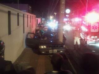 Jovem de 28 anos morre ao colidir carro com poste na avenida Zahran 