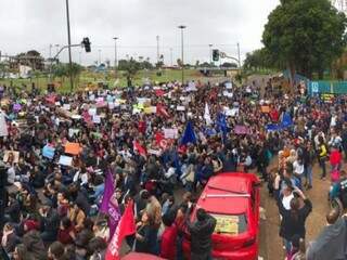 Manifestação de estudantes da UFMS na última quarta-feira (15) contra cortes do governo. (Foto: Marina Pacheco) 