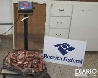 Droga estava em veículo Gol e foi descoberta em posto da Receita Federal. (Foto: Ricardo Albertoni/Diário Corumbaense)