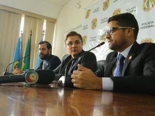 Da esquerda para a direita, os delegados Marcelo Botelho e Cleo Mazzoti, e o chefe da CGU em Campo Grande, José Paulo Barbieri (Foto: André Bittar)