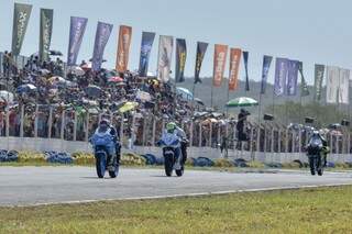 O público campo-grandense vibrou com as disputas nas quatro categorias da quarta etapa do Brasileiro de Motovelocidade (Foto: William Inácio/Grelak Comunicação)