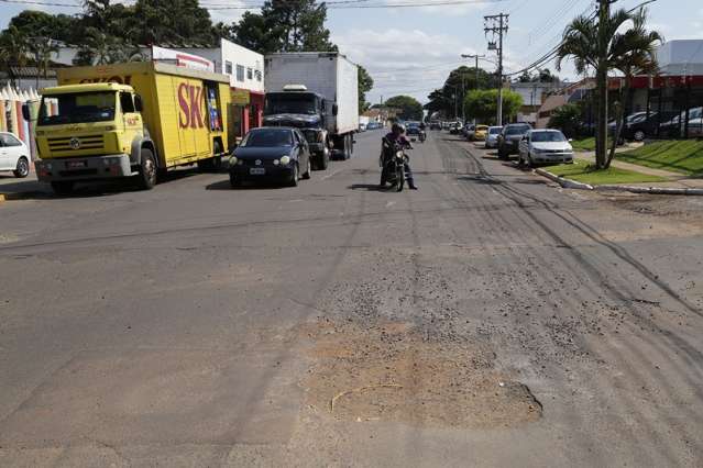 Antes da for&ccedil;a-tarefa, prefeitura usa &quot;cascalho&quot; para tampar buraco
