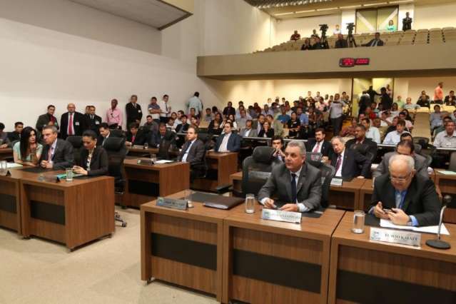 Deputados aprovam dez projetos, faltando uma semana para o recesso