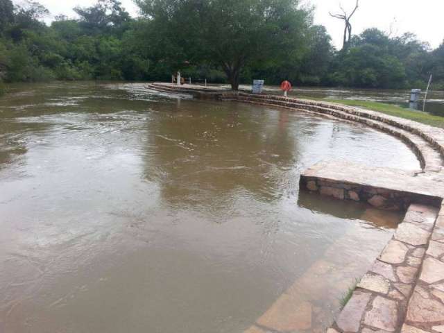 Com chuva constante, balne&aacute;rios v&atilde;o completar uma semana fechados