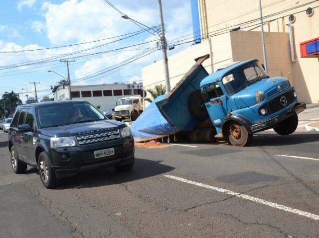 Trecho onde asfalto cedeu ser&aacute; liberado ainda hoje, diz Prefeitura