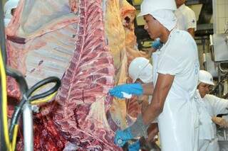 As exportações de produtos a base de carnes de frango e suínas caíram entre 20% e 86% (Foto: Divulgação/Fiems)