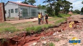 No Nova Lima, até pedestre sofre em rua de terra com crateras