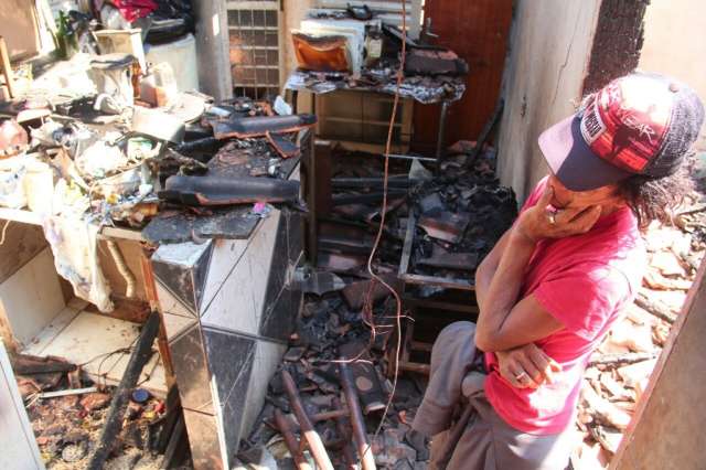Inc&ecirc;ndio destr&oacute;i casa e moradora pede ajuda para recuperar a vida ap&oacute;s fogo