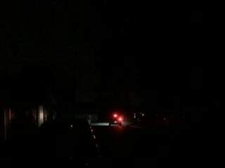 Escuridão em rua do Jardim Leblon, que está sem energia nesta quinta-feira. (Foto: Direto das Ruas)
