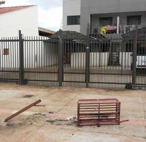 Revoltados, moradores tentam linchar motorista que matou cantor prensado