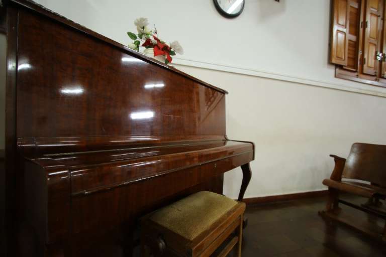 O piano no salão principal. (Foto: André Bittar)