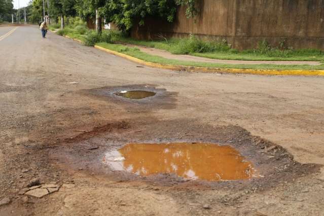 Buraco provoca morte de motociclista e moradores temem novos acidentes