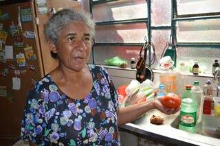 O tomate foi descartado, mas Iracelia conseguiu pegar para sua salada. (Foto: Alana Portela)
