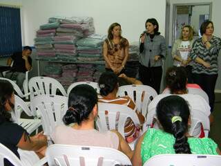 Famílias do nairro Jóquei Clube receberam cobertores; entrega continua nesta quinta-feira (Foto: Assecom)