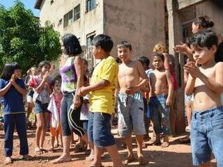 Crianças participaram de bloqueio para protestar contra corte de luz (Foto; Vanessa Tamires)