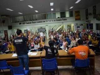 Professores reunidos em assembleia, no dia 7, rejeitaram proposta de 4,17% de reajuste. (Foto: Divulgação/ACP).