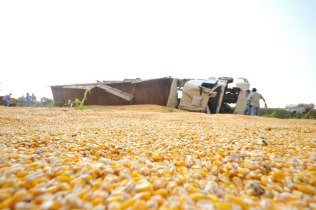 Caminh&atilde;o causa acidente na BR-060 e derrama 33 toneladas de gr&atilde;o na pista