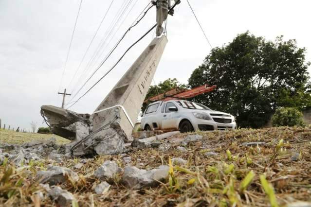 Avenida tem dois postes destru&iacute;dos por carros em quatro dias